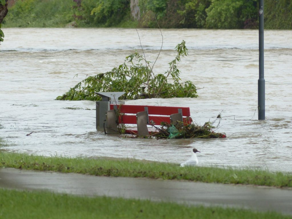 Naturkatastrophen - Welche Höhe zahlt die Versicherung ? Teil 2 Hochwasser Schäden Schaden Überschwemmung Gewitter Baum Bank Naturereignis