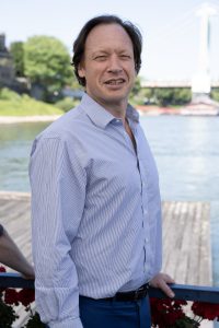 Porträt von Dr. Michael Krieg, Geschäftsführer von der Dr. Krieg & Kollegen Rechtsanwälte mbH, Spezialist für Mietrecht und Leasing in Köln.