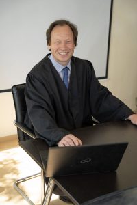 Porträt von Rechtsanwalt Dr. Michael Krieg, Ihrem Experten für Baurecht bei Dr. Krieg & Kollegen Rechtsanwälte mbH. Spezialisiert auf Bauprojektberatung, Vertragsrecht, Streitbeilegung, Abnahme, Haftungsfragen, Baumängel, Compliance und Genehmigungen