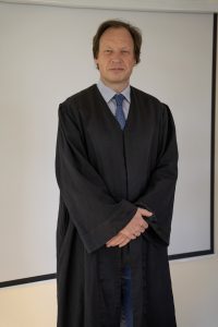 Portrait von Dr. Michael Krieg, Geschäftsführer von der Dr. Krieg & Kollegen Rechtsanwälte mbH, spezialisiert auf Prozessführung – in Köln als auch bundesweit.