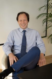 Porträt von Dr. Michael Krieg, Geschäftsführer und erfahrener Rechtsanwalt für Vertragsgestaltung bei der Dr. Krieg & Kollegen Rechtsanwälte mbH, Kirschbaumweg 30, 50996 Köln.